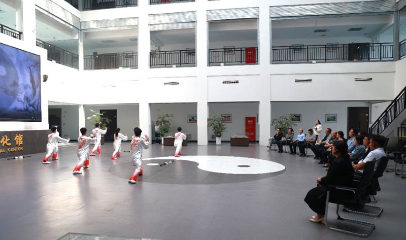 观看太极拳队表演.jpg